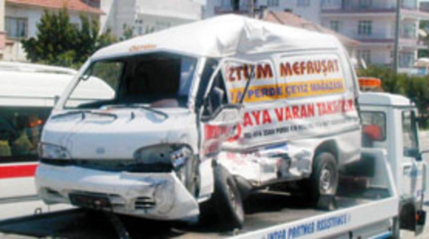 &Ccedil;anakkale'de trafik kazası: 2 &ouml;l&uuml;