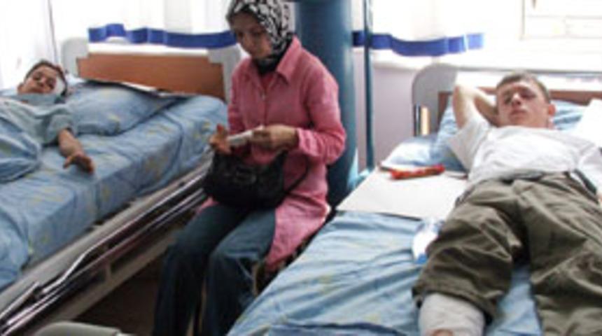 &Ouml;ğrenci servisi ile kamyon &ccedil;arpıştı