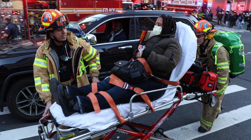 New York metrosunda can pazarı! 300 yolcuyu taşıyan trenler raydan çıktı, çarpıştı