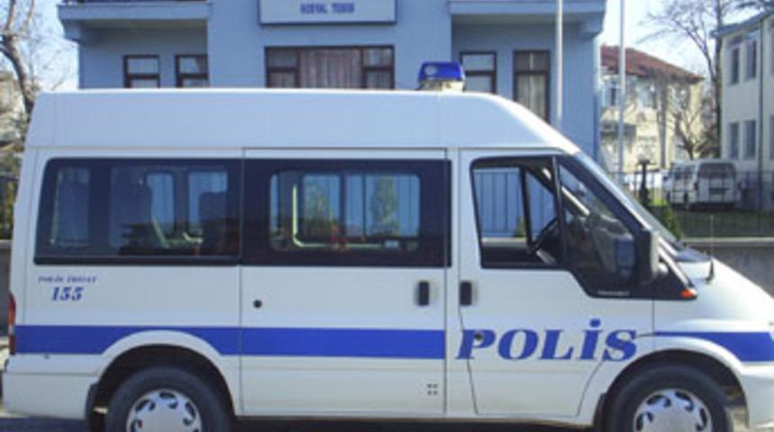 Ayaklarını uzatarak yemek yiyen kocaya darp