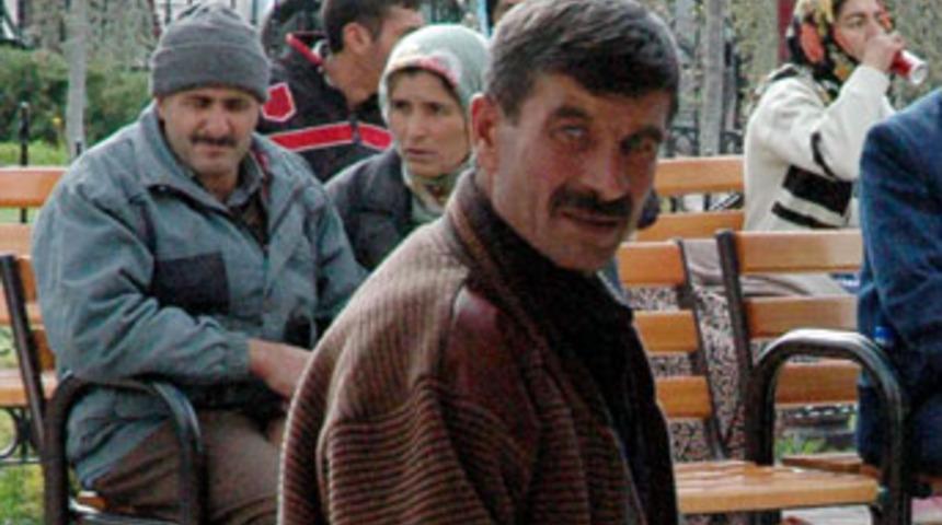 Eşiyle tartışırken araya giren 3 oğlunu bı&ccedil;akladı