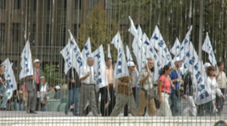 Mimar ve m&uuml;hendisler Meclis'e y&uuml;r&uuml;d&uuml;