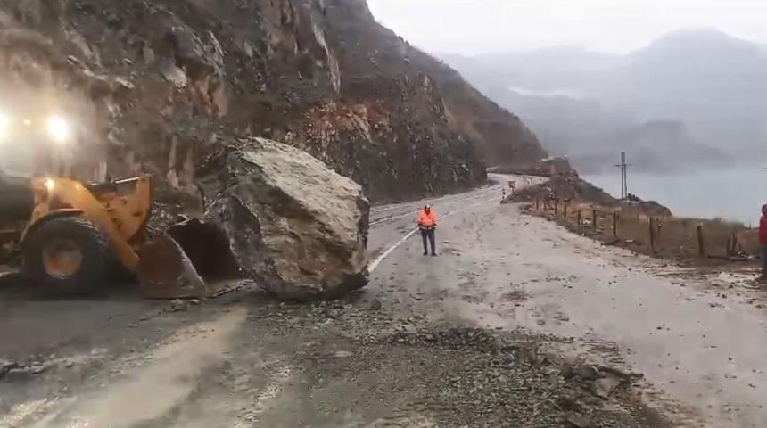 Dev kaya karayoluna düştü, felaket ucuz atlatıldı