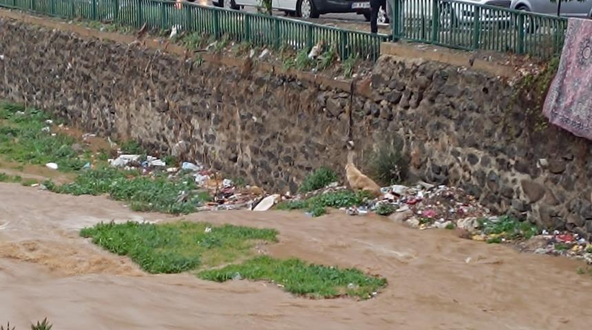 Osmaniye’de geceden başlayan sağanak yağış olumsuzluklara neden oldu