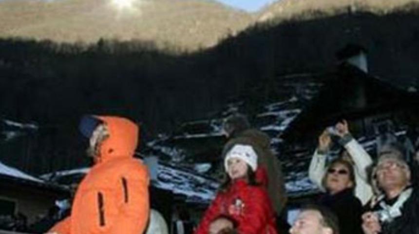 K&ouml;ye, dev ayna ile g&uuml;neş ışığı