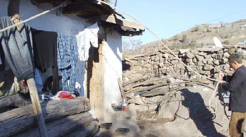 Evlerini kaymasın diye iple bağlıyorlar