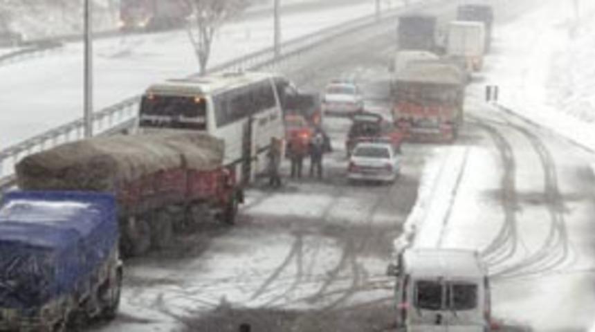 Mahsur kalan ara&ccedil;lara Kızılay yetişti
