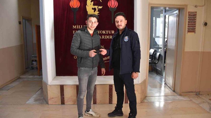 ATM’de unutulan para ve düşürülen cüzdan sahiplerine teslim edildi