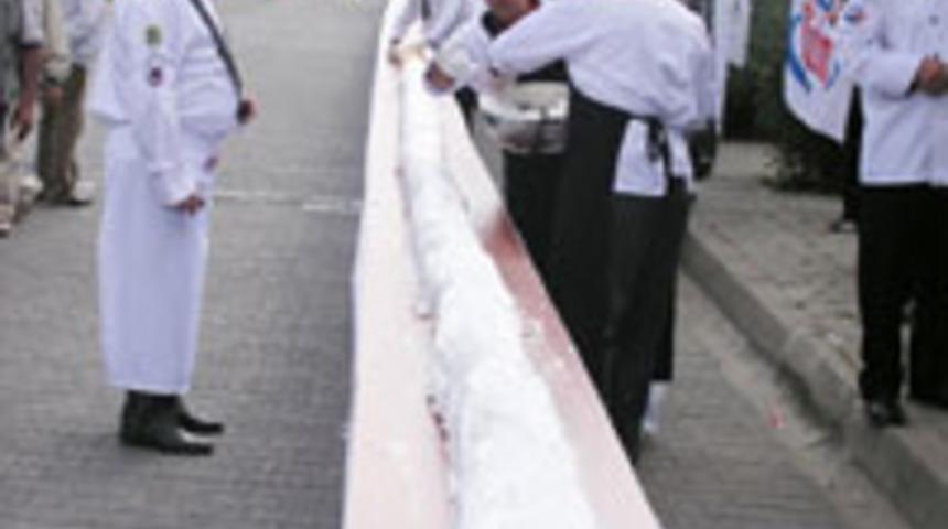 D&uuml;nyanın en uzun pastası