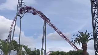Roller coaster kabusu: Yolcunun atkısı sıkışınca metrelerce yüksekte böyle kaldılar! 