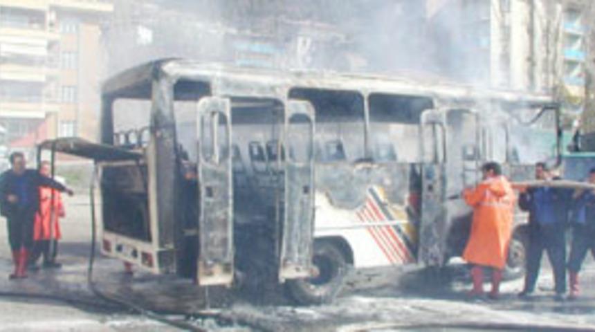 Park halindeki &uuml;&ccedil; minib&uuml;s yandı