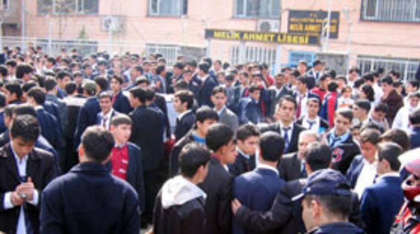 Lisede &ouml;ğrenci kavgası: 8 yaralı