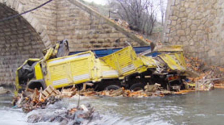 Kamyon dereye u&ccedil;tu: 1 &ouml;l&uuml;