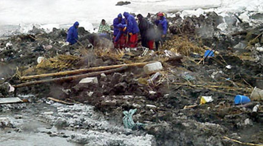 İş&ccedil;ilerin &uuml;zerine &ccedil;ığ d&uuml;şt&uuml;