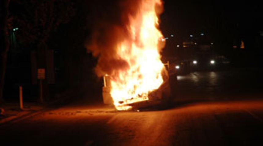 Otomobil sürücüsü yanarak öldü