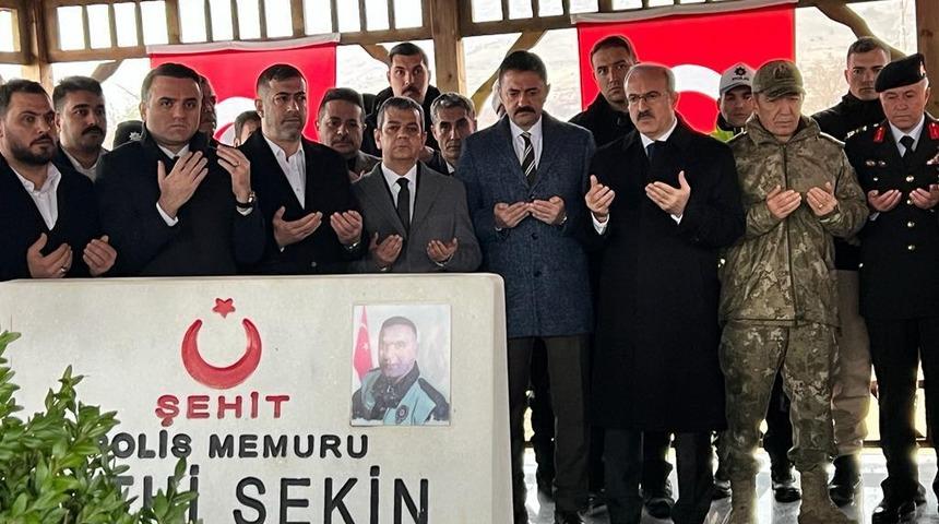 Şehit polis memuru Fethi Sekin, mezarı başında anıldı! Bakan Yerlikaya'dan paylaşım