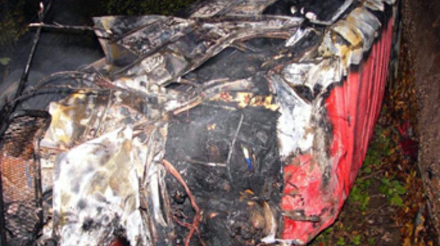 Minib&uuml;s&uuml;n i&ccedil;inde diri diri yandılar