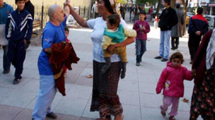 Dilenci anne kızını ka&ccedil;ıran dilenciye saldırdı