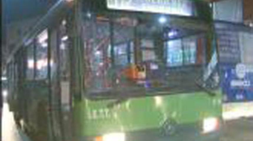 İ&ccedil;inde yolcu olan İETT otob&uuml;s&uuml;ne saldırı