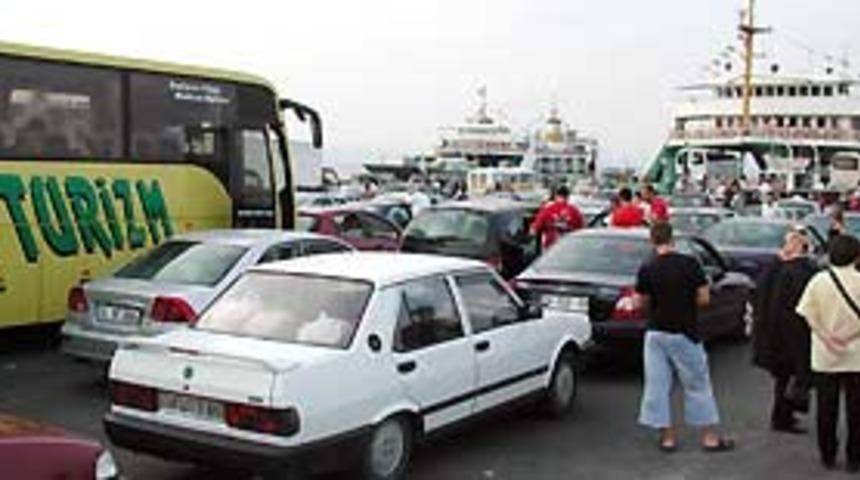 &Ccedil;anakkale'de arabalı vapur kuyruğu