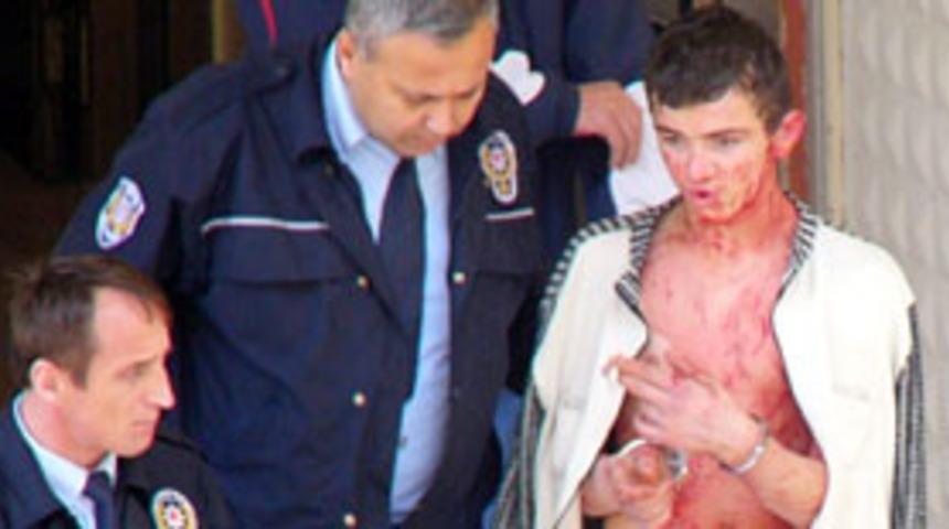 Adliyede kendini kesti