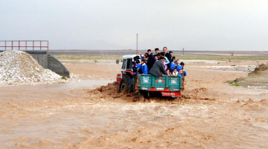Yağmur suları k&ouml;y&uuml; ikiye b&ouml;ld&uuml;