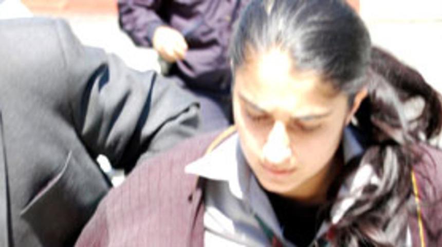 Kız &ouml;ğrenci silahı &ouml;nceden denemiş