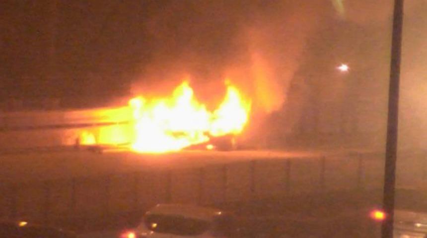 15 Temmuz Şehitler Köprüsü'nde otomobil alev alev yandı! Trafik yoğunluğu oluştu