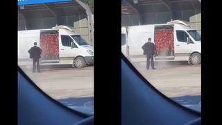 Bursa'daki görüntüler şoke etti! Oto yıkama alanında sucuk yıkadılar