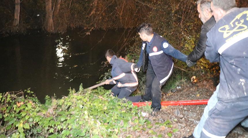 Sakarya'da derede bulundu! 3 kilometre suda s&uuml;r&uuml;klenen ceseti AFAD ekipleri &ccedil;ıkarttı