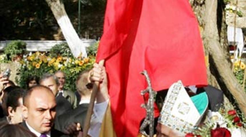 Papa T&uuml;rk&ccedil;e konuştu, T&uuml;rk bayrağı salladı