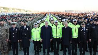 AK Partili Hulki Cevizoğlu'nun Erdoğan ile aynı kareye girmeye çalışması sosyal medyada gündem oldu!