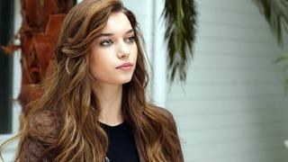 Derin yırtmaçlı elbisesi gündem oldu! Afra Saraçoğlu iddialı pozlarını peş peşe paylaştı: Nurgül Yeşilçay kayıtsız kalamadı: Bomba yorum!