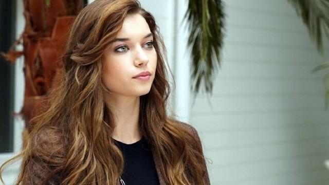 Derin yırtmaçlı elbisesi gündem oldu! Afra Saraçoğlu iddialı pozlarını peş peşe paylaştı: Nurgül Yeşilçay kayıtsız kalamadı: Bomba yorum!