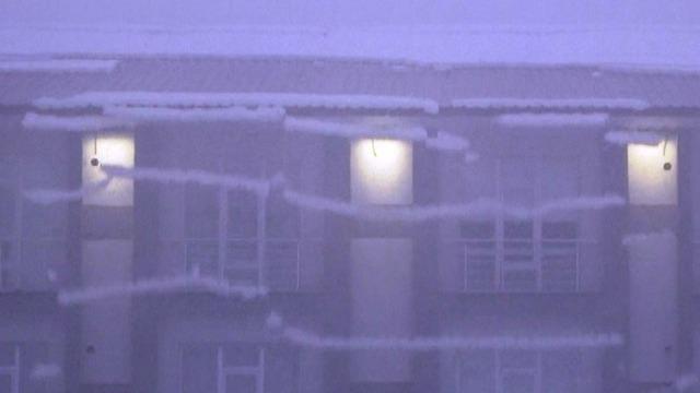 Görüntüler Bitlis'ten! Çatıda biriken karlar bir anda şelale gibi caddeye aktı