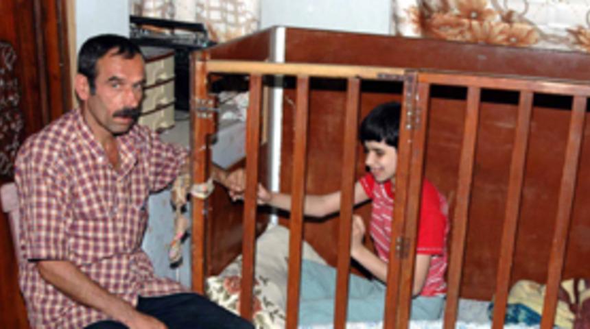 &Ouml;z&uuml;rl&uuml; gen&ccedil; kız kafeste yaşıyor