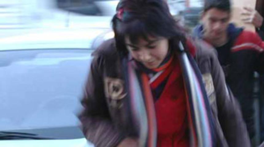 Boks&ouml;r kız, erkek &ouml;ğrenciyi nakavt etti