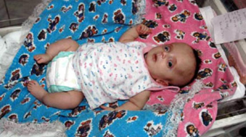 Cam bebek hastaneye terk edildi