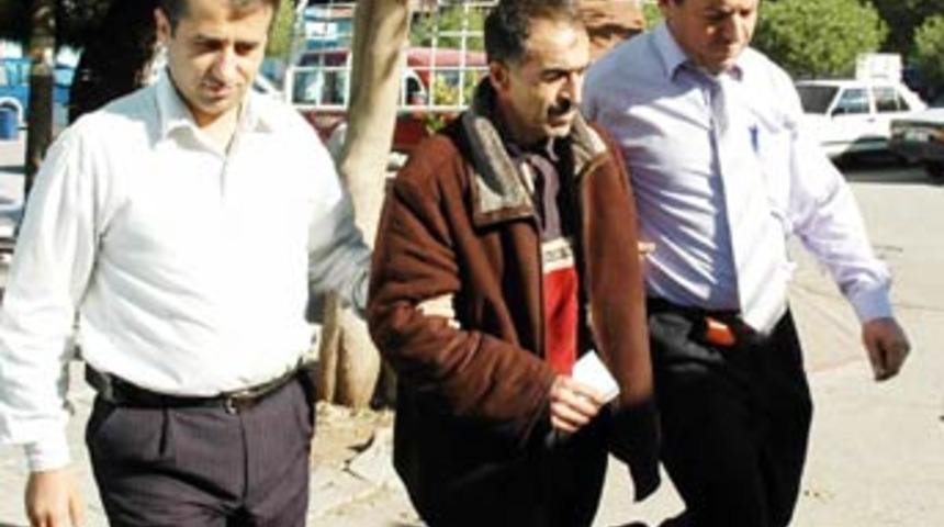 Okul &ouml;n&uuml;ndeki teşhirci su&ccedil;&uuml;st&uuml; yakalandı