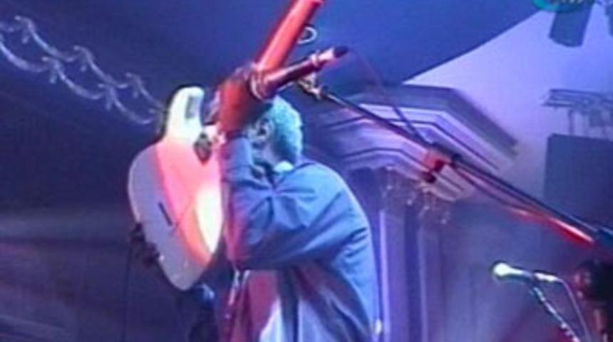 Ağzıyla gitar &ccedil;alan adam