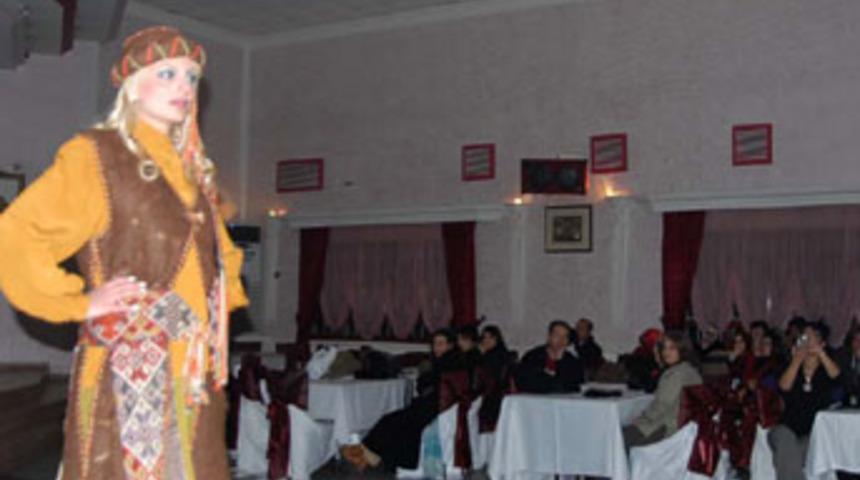 Liselilerin Atat&uuml;rk defilesi