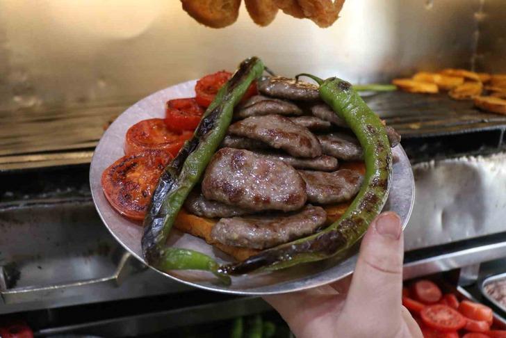 Damak 'şımartan' yemek! İkisi birlikte yenirse... Türkiye’nin her yerinden bu lezzeti tatmak için geliyorlar! İşte püf noktası ile ıslama köfte G1