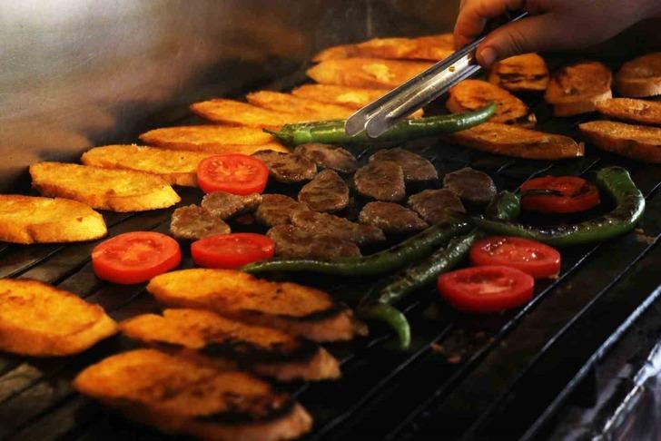 Damak 'şımartan' yemek! İkisi birlikte yenirse... Türkiye’nin her yerinden bu lezzeti tatmak için geliyorlar! İşte püf noktası ile ıslama köfte G2