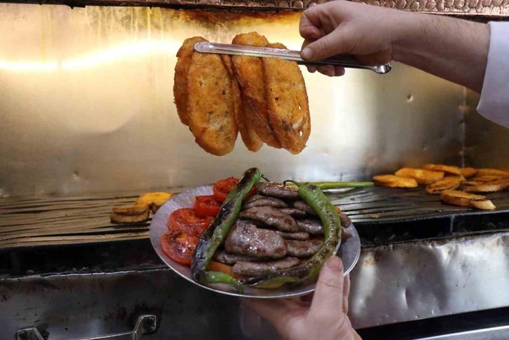 Damak 'şımartan' yemek! İkisi birlikte yenirse... Türkiye’nin her yerinden bu lezzeti tatmak için geliyorlar! İşte püf noktası ile ıslama köfte G4