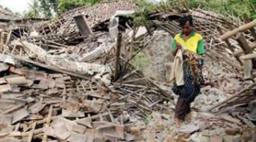 Endonezya'da &ouml;l&uuml; sayısı 6 bine yaklaştı