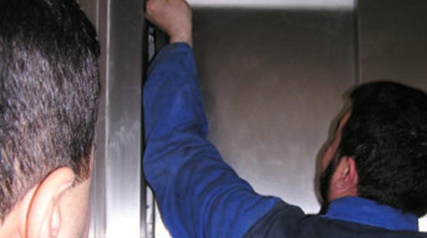 4 g&uuml;n boyunca asans&ouml;rde mahsur kaldı