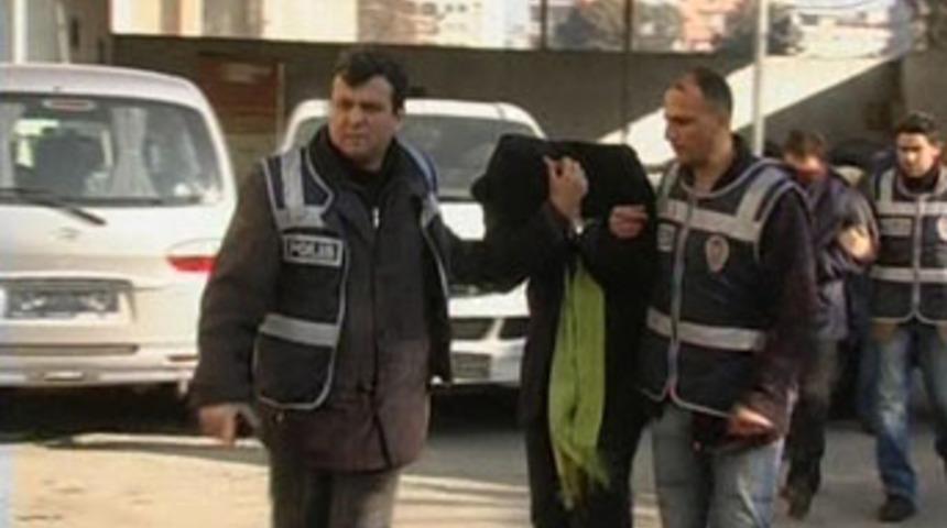 Liderin sevgilisi olan polis, &ccedil;eteyi &ccedil;&ouml;kertti