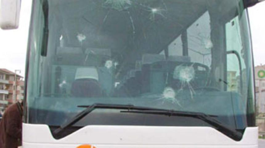 Yolcu otob&uuml;s&uuml;ne silahlı ve taşlı saldırı