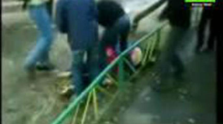 &Ouml;ğrenci kavgasında t&uuml;yler &uuml;rperten g&ouml;r&uuml;nt&uuml;ler