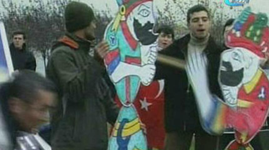 Papa'ya Karag&ouml;z-Hacivatlı protesto